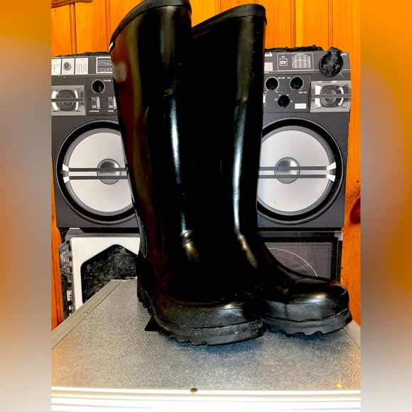 Sorel Black Textured Low Wedge Rain Boots - Picture 1 of 9